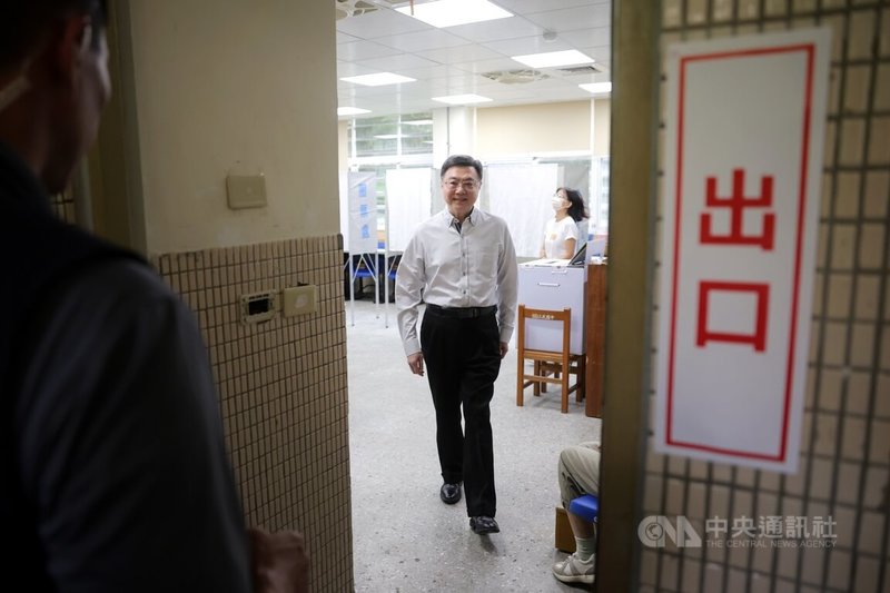 24名國民黨立委與遭停職的新竹市長高虹安罷免案26日投開票,行政院長卓榮泰(圖)上午前往台北市三民國中投開票所,完成投票後微笑步出投票所。中央社記者裴禛攝 114年7月26日