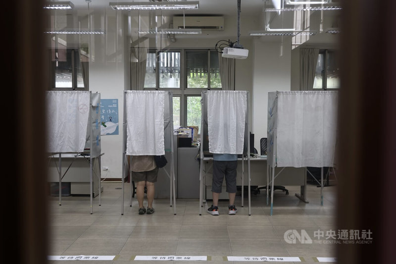 首波罷免案26日投開票，台北市南港區民眾上午進入投票所，圈選選票上的選項，陸續完成投票。中央社記者翁睿坤攝　114年7月26日