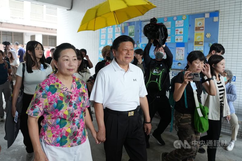 立委罷免案投票日,國民黨立委傅崐萁(前左2)與花蓮縣長徐榛蔚(前左1)26日上午前往吉安國中投票所投票。中央社記者徐肇昌攝 114年7月26日