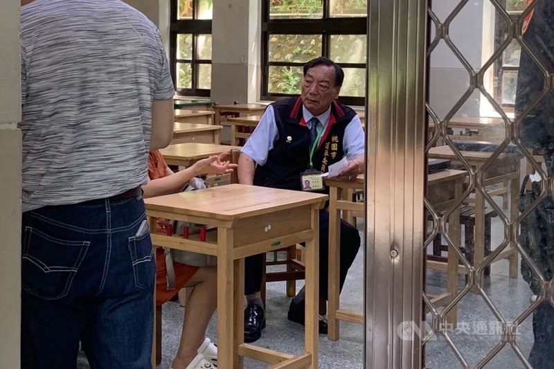 一名黃姓婦人26日到桃園市楊梅國中投開票所，因誤拿自己印章蓋在罷免票上要求更換，遭選務人員拒絕後撕毀罷免票。桃園市選舉委員會表示，依選罷法規定可處新台幣5000元至5萬元罰鍰。中央社記者吳睿騏桃園攝  114年7月26日