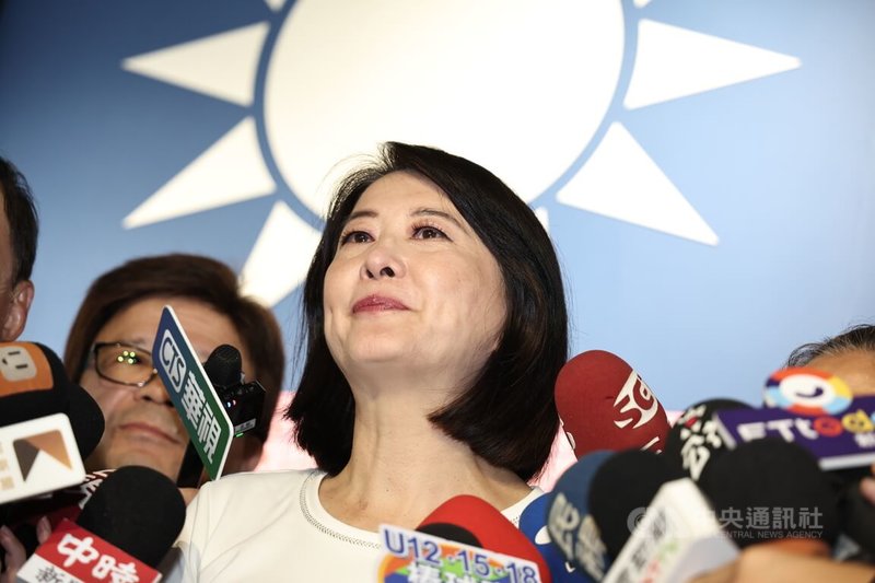全台首波大罷免26日下午4時起開票,隨著計票結果漸明朗,國民黨台北市立委王鴻薇(圖)傍晚出面受訪時自行宣布罷免不通過,一度情緒激動哽咽。中央社記者翁睿坤攝 114年7月26日