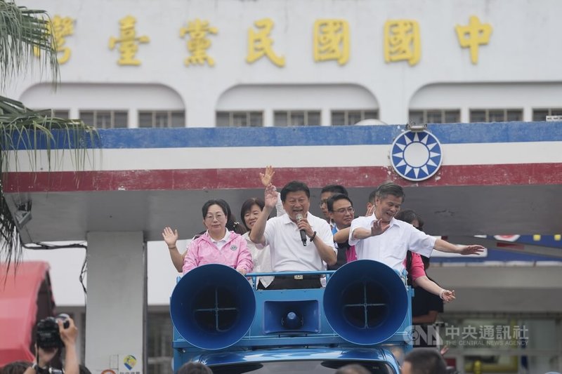 國民黨籍立法委員傅崐萁(前中)26日傍晚自行宣布罷免不通過,隨後並與妻子、花蓮縣長徐榛蔚(前左)等人一同搭車向鄉親謝票。中央社記者徐肇昌攝 114年7月26日