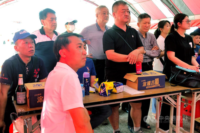 國民黨籍立法委員涂權吉（前左）罷免案不通過，涂權吉26日受訪表示，這次也是給執政黨政府一個重要警訊，政府應好好了解檢討怎麼讓人民生活安定；大罷免已落幕，罷團有些好的意見他也會重新檢討，審慎評估作為將來在立法院努力的方向。圖為涂權吉關注開票情形。中央社記者吳睿騏桃園攝  114年7月26日