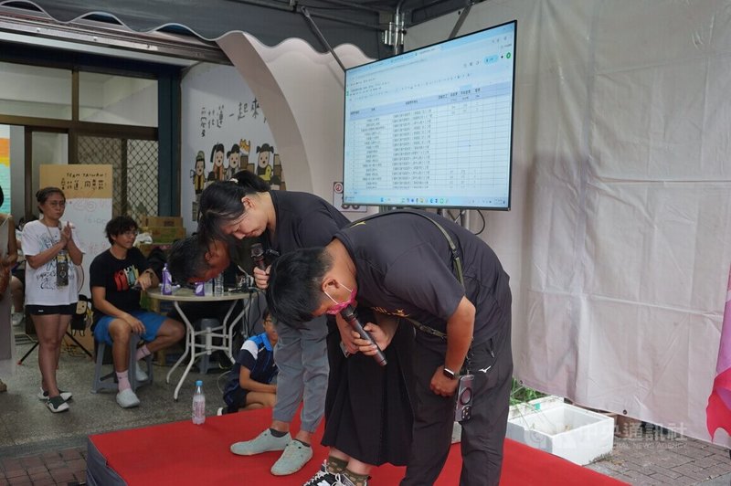 國民黨立委傅崐萁罷免案未通過,罷團「微光花蓮」領銜人李美玲(右2)26日傍晚帶領團隊志工承認罷免失利,向支持者鞠躬表達感謝。中央社記者張祈攝 114年7月26日