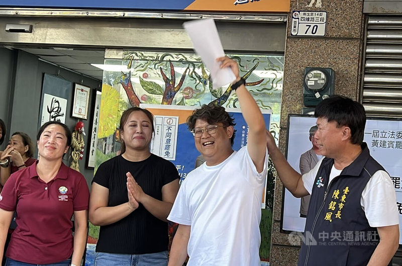 大罷免開票結果逐漸明朗，國民黨籍台東縣立委黃建賓（右2）26日傍晚出面自行宣布罷免案不通過，他與現場支持者都難掩開心神色。中央社記者盧太城台東攝  114年7月26日