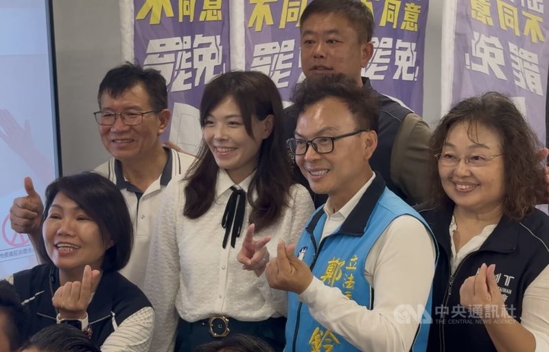 停職中的新竹市長高虹安(前左2)26日晚間自行宣布罷免案未通過,並與國民黨立委鄭正鈐(前右2)及議員等人開心合影。中央社記者魯鋼駿攝 114年7月26日