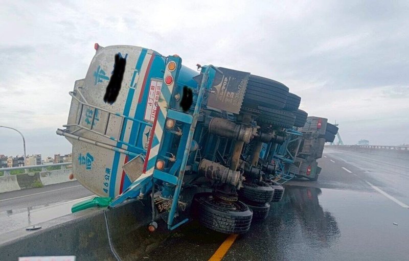 台61線南下271.5公里處(布袋路段)26日發生1輛油罐車側翻事故,駕駛輕傷,現場因有易燃物質四丁二醇洩漏,封閉南下車道。(嘉義縣政府提供)中央社記者黃國芳傳真 114年7月26日