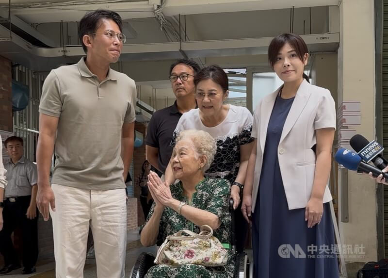 前民眾黨主席柯文哲的母親何瑞英(前排中)在民眾黨主席黃國昌(前排左)、停職中的新竹市長高虹安(前排右)及柯文哲胞妹柯美蘭(2排中)陪同下投票,結束後向現場媒體致意。中央社記者魯鋼駿攝 114年7月26日
