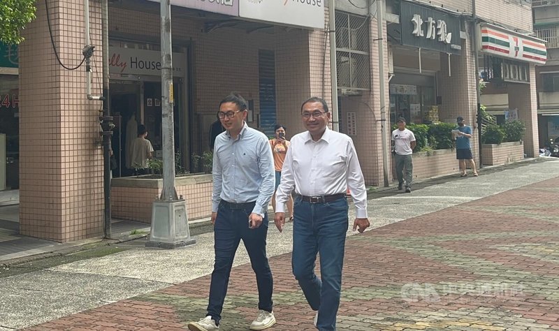 立委罷免案投票日，新北市長侯友宜（前右）26日上午陪同國民黨立委廖先翔（前左）前往投票。中央社記者趙敏雅攝　114年7月26日