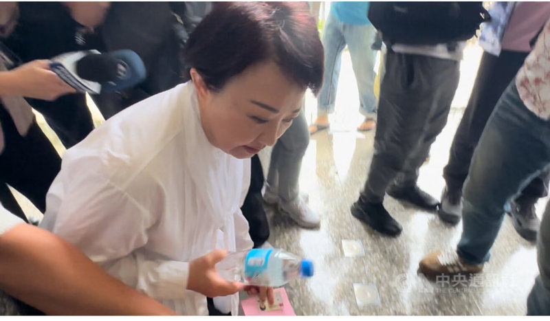 立委罷免投票日，台中市長盧秀燕（圖）26日上午前往投開票所投票，有選務人員的水瓶被碰倒在地，盧秀燕彎腰幫忙撿起。中央社記者趙麗妍攝  114年7月26日