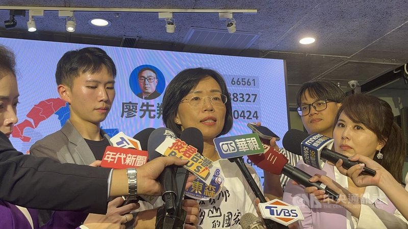 新北市5選區罷免案26日開票結果皆未通過。民進黨新北市黨部主委蘇巧慧（中）晚間受訪時感謝公民團體用盡全力，也表示這不是結束，而是公民運動的起點。中央社記者趙敏雅攝  114年7月26日