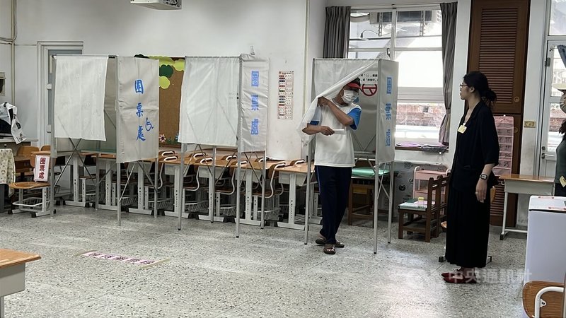 第11屆立法委員及新竹市第11屆市長罷免案26日投開票,台東民眾陸續前往投票所投票。中央社記者盧太城攝 114年7月26日