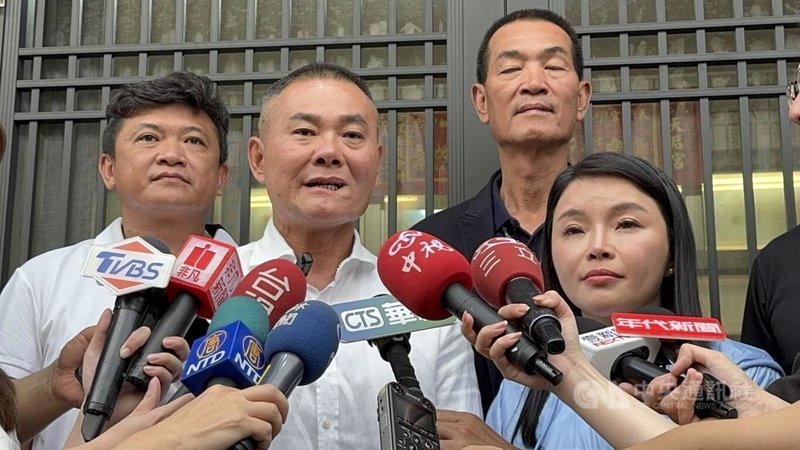 全台大罷免首波投票結果逐漸明朗化，國民黨雲林縣立委丁學忠（左2）晚間出面自行宣布罷免不通過。前右為國民黨立委張嘉郡。中央社記者姜宜菁攝  114年7月26日