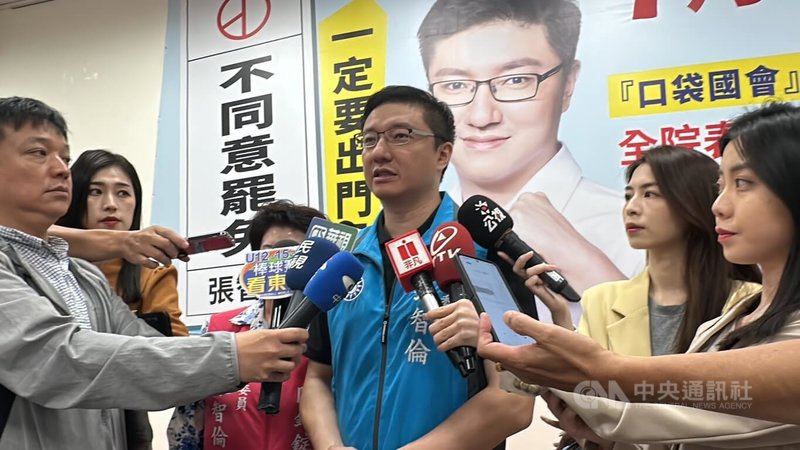 首波大罷免開票結果陸續明朗化，國民黨籍新北市立法委員張智倫（中）傍晚出面接受媒體聯訪，自行宣布罷免不通過。中央社記者黎建忠攝  114年7月26日