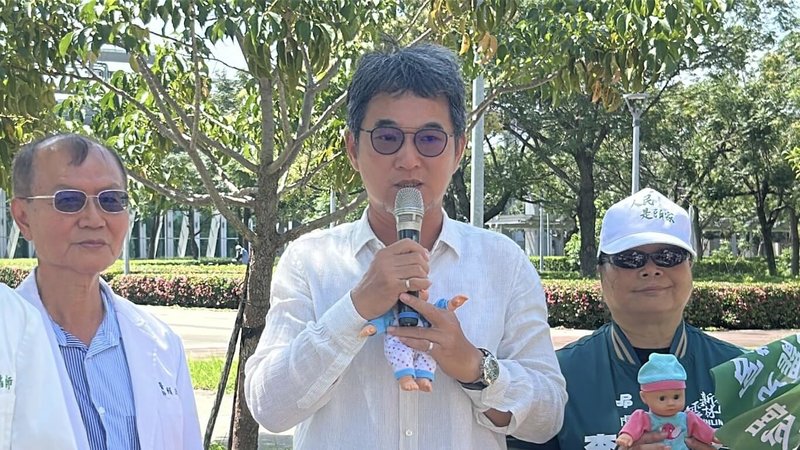 國民黨雲林縣立委丁學忠挺過罷免危機,民進黨雲林縣黨部主委劉建國(中)26日對此表示,雖然未達罷免法定門檻,但對於公民守護民主價值來說並不是失敗,而是有了更大的進展。(劉建國服務處提供)中央社記者姜宜菁傳真 114年7月26日