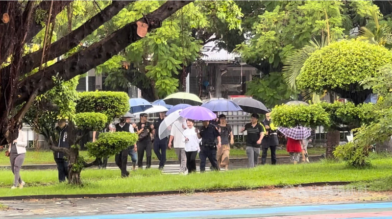 立委罷免投票日,台中市26日一早下雨,市長盧秀燕(前中)撐傘前往投開票所投票。中央社記者趙麗妍攝 114年7月26日