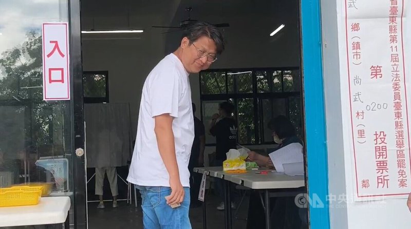 第11屆立法委員及新竹市第11屆市長罷免案26日投開票,台東上午天氣晴朗,國民黨立委黃建賓(前)到投票所投票。中央社記者盧太城台東攝 114年7月26日