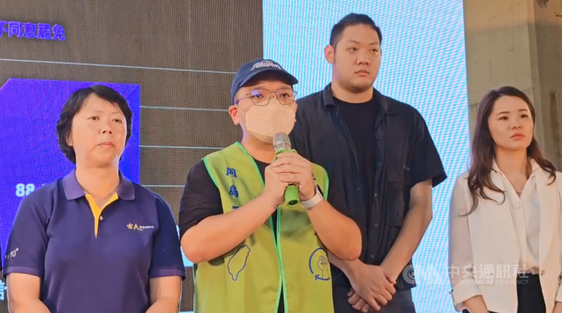 國民黨立委林沛祥罷免案未通過,罷團領銜人陳青逸(左2)26日晚間表示,只要難過一天就好,希望大家都可以振作起來,絕對不要放棄。中央社記者王朝鈺攝 114年7月26日