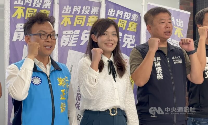 首波大罷免中唯一一件市長罷免案結果26日揭曉，停職中的新竹市長高虹安（左2）成功挺過罷免危機，她在國民黨立委鄭正鈐（左）等人陪同下，開心出面宣布罷免不通過。中央社記者魯鋼駿攝  114年7月26日