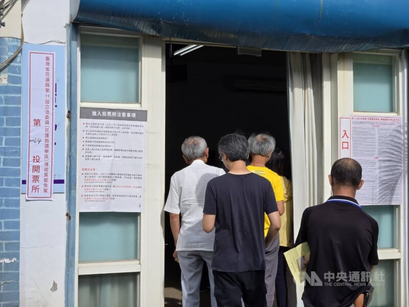 罷免投票26日舉行，花蓮民眾上午8時起進入投票所投票。 中央社記者黃名璽攝 114年7月26日