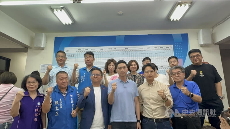 大罷免各地開票結果漸明朗，國民黨籍台中市立委羅廷瑋（前右2）、黃健豪（前左3）與廖偉翔（前右3）26日傍晚共同出面，自行宣布罷免案不通過。中央社記者趙麗妍攝  114年7月26日