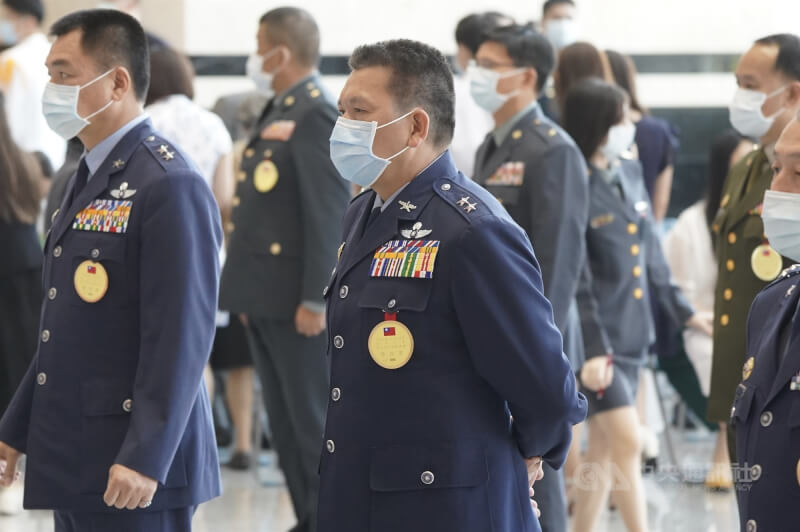 空軍教準部指揮官顏有賢中將（中）調升為空軍副司令。（中央社檔案照片）