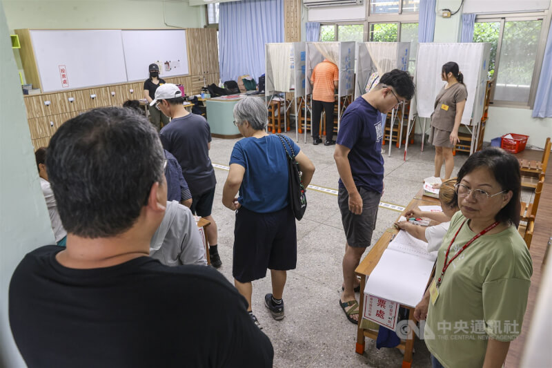許多民眾26日上午來到台北市文山區景美國小投開票所,排隊準備投票。中央社記者鄭清元攝 114年7月26日