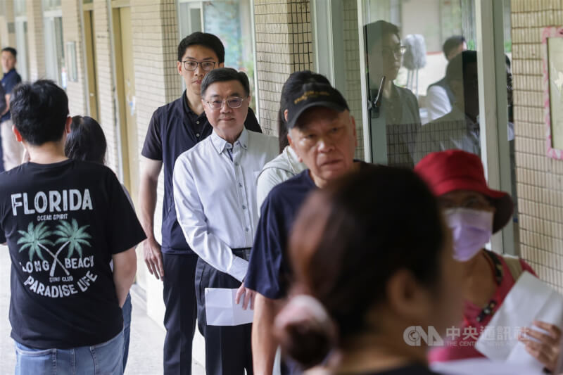 行政院長卓榮泰(白襯衫者)上午前往台北市三民國中投開票所,排隊準備投票。中央社記者裴禛攝 114年7月26日