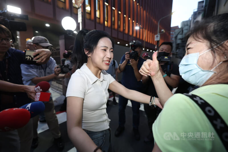 首波罷免案26日傍晚結果出爐,國民黨立委徐巧芯(白衣)在記者會後與支持者開心互動。中央社記者翁睿坤攝 114年7月26日