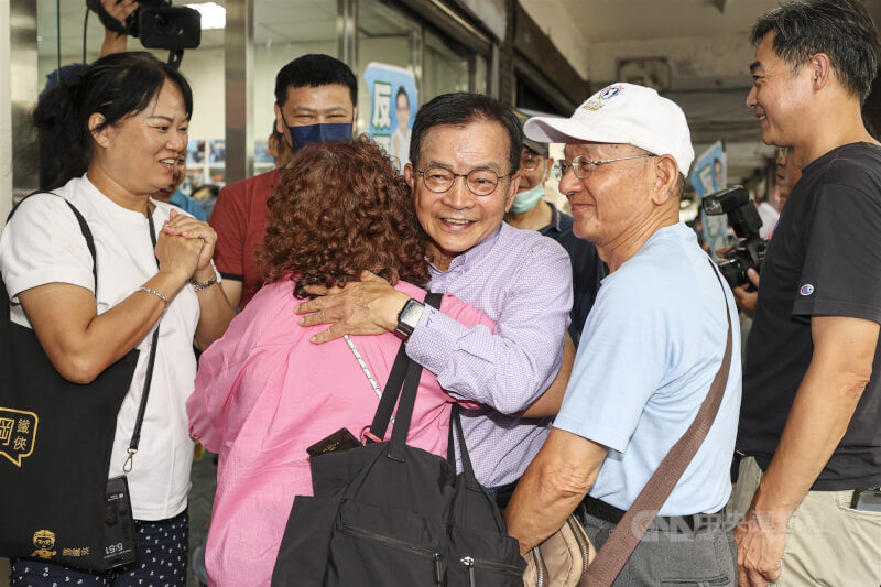 國民黨立委賴士葆(中紫襯衫者)現身服務處自行宣布罷免不通過,並與支持者擁抱致意。中央社記者鄭清元攝 114年7月26日