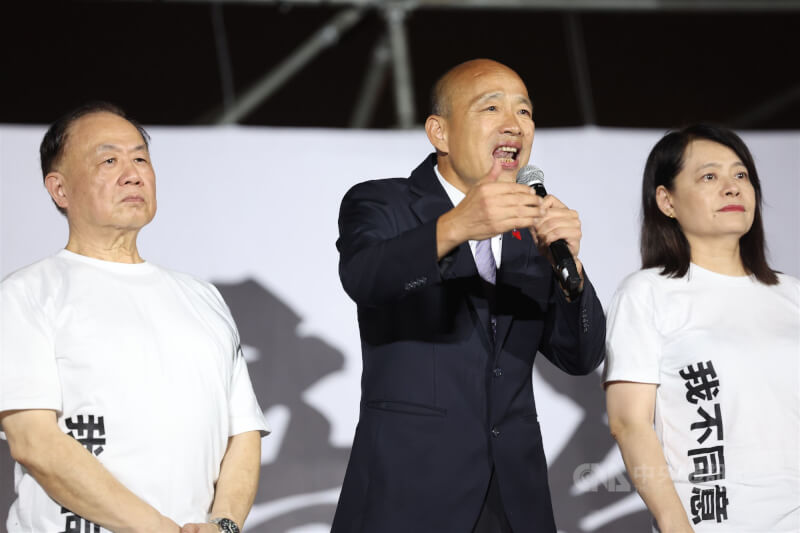 國民黨25日在凱道舉行「不同意罷免」 造勢大會,立法院長韓國瑜(中)出席宣講。中央社記者張新偉攝 114年7月25日