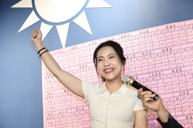 首波罷免案26日傍晚計票結果逐步明朗,國民黨立委徐巧芯(中)現身接受媒體聯訪。中央社記者翁睿坤攝 114年7月26日