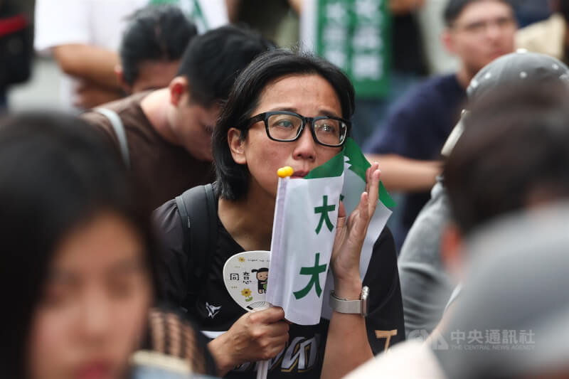 反共護台志工聯盟26日在濟南路舉行「決戰國會,公民不退」開票之夜,邀請支持者一起關注罷免案開票結果,但罷團票數呈落後趨勢,民眾難掩失落。中央社記者王騰毅攝 114年7月26日