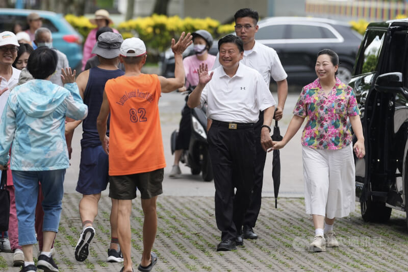 國民黨立委傅崐萁(前右2)26日上午與花蓮縣長徐榛蔚(前右1)前往吉安國中投票所投票,向民眾揮手致意。中央社記者徐肇昌攝 114年7月26日