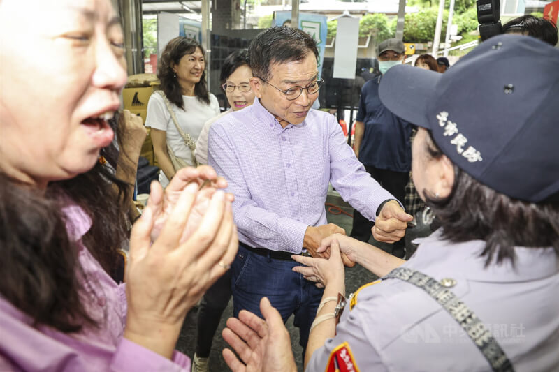 國民黨立委賴士葆(中)26日傍晚到服務處自行宣布罷免不通過,和現場熱情民眾握手致意、感謝支持。中央社記者鄭清元攝 114年7月26日