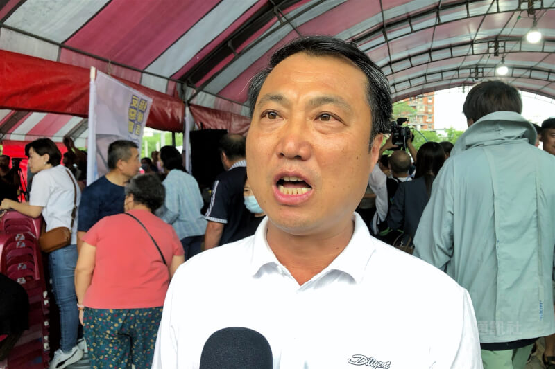 大罷免首波投票26日登場,隨著開票結果逐漸明朗化,國民黨籍立委涂權吉(前)傍晚自行宣布罷免不通過。中央社記者吳睿騏桃園攝 114年7月26日