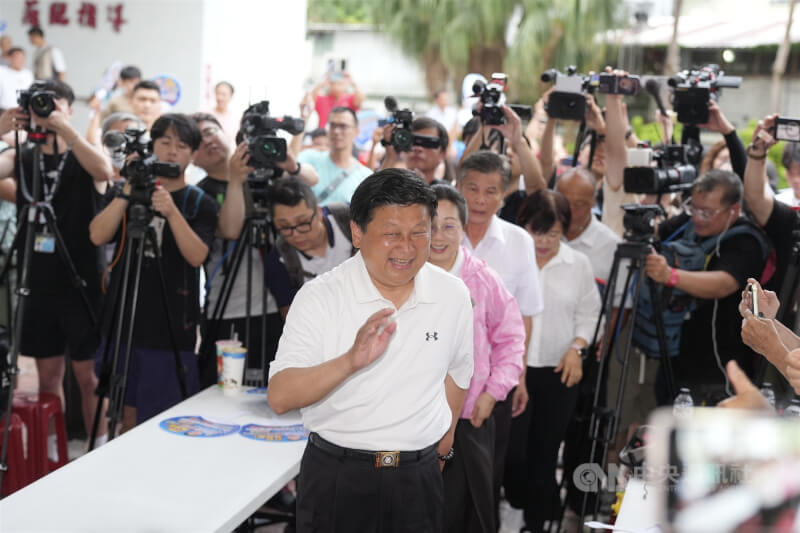 中國國民黨籍立法委員傅崐萁(前中)罷免案26日投開票,傅崐萁晚間5時46分在國民黨花蓮縣黨部自行宣布罷免案不通過。中央社記者徐肇昌攝 114年7月26日