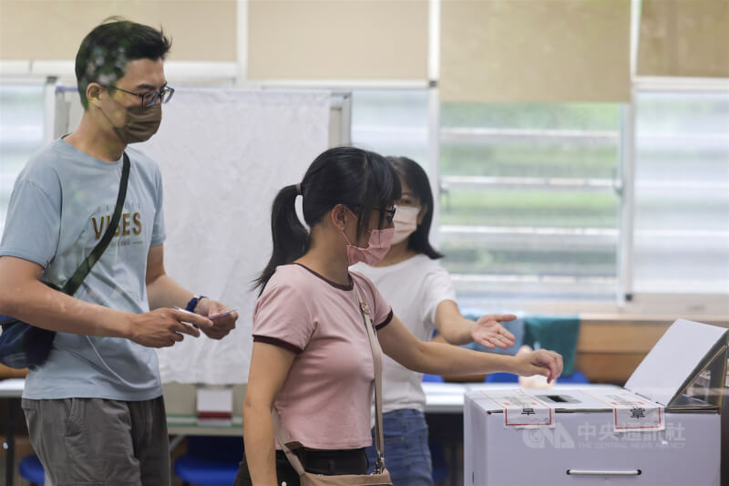 立委罷免案投票日，不少民眾26日早起投票，陸續到台北市三民國中投開票所完成投票。中央社記者裴禛攝　114年7月26日