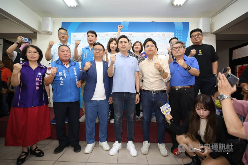 國民黨籍台中市立委黃健豪(前左3起)、廖偉翔、羅廷瑋罷免案26日皆宣告不通過,3人傍晚在支持者簇擁下上台,齊聲高喊為台中加油。中央社記者趙麗妍攝 114年7月26日