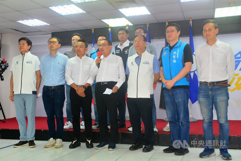 國民黨新北市立委葉元之(前右起)、張智倫、林德福、廖先翔(前左2起)、洪孟楷挺過大罷免危機,26日晚間在新北市長侯友宜帶領下出席記者會,除向選民致意外,也呼籲以團結修補傷痕。中央社記者黃旭昇新北市攝 114年7月26日