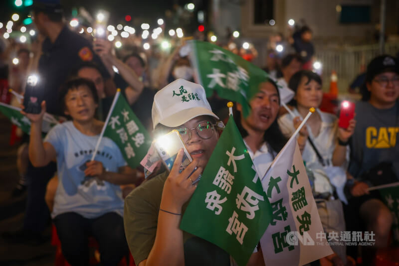 反共護台志工聯盟「決戰國會,公民不退」開票之夜會場氣氛低迷,現場與會者點亮燈光,讓活動在一片燈海中平和落幕。中央社記者王騰毅攝 114年7月26日