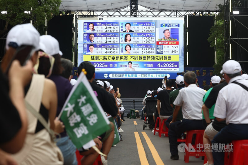 反共護台志工聯盟「決戰國會,公民不退」開票之夜26日在台北濟南路登場,現場聚集大批民眾一同緊盯開票進度,心情也隨票數變化起伏。中央社記者王騰毅攝 114年7月26日