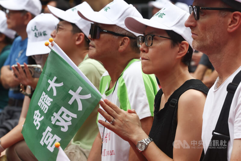 反共護台志工聯盟26日在台北市濟南路舉行「決戰國會,公民不退」開票之夜,吸引不少民眾到場關注。由於罷團票數一度呈現落後劣勢,現場支持者也神情緊繃。中央社記者王騰毅攝 114年7月26日