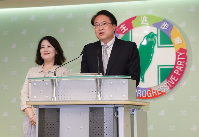 首波大罷免結果26日傍晚起陸續揭曉,民進黨晚間在中央黨部召開記者會,由黨秘書長林右昌(右)與立院黨團幹事長吳思瑤(左)出席發表談話。中央社記者裴禛攝 114年7月26日