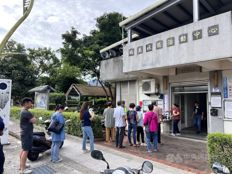 花蓮縣瑞穗鄉瑞美社區活動中心上午7時許就出現排隊等候進入投票的民眾。中央社記者李卉婷攝 114年7月26日