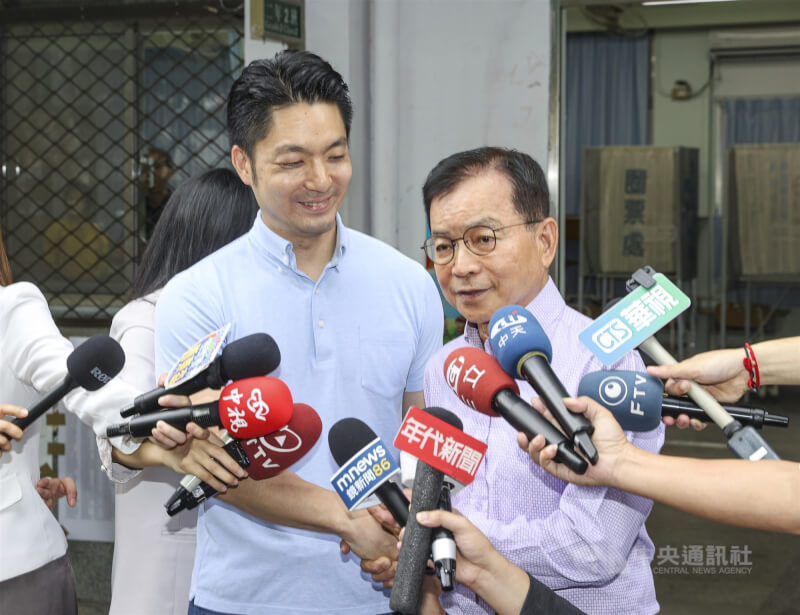 首波罷免案投票26日登場，國民黨立委賴士葆（右）上午在台北市長蔣萬安（左）陪同下，前往台北市文山區景美國小投票。中央社記者鄭清元攝　114年7月26日
