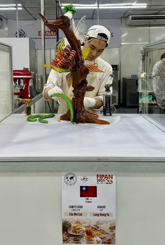 台灣青年西點師李哲瑋在巴西聖保羅2025年UIBC世界盃青年西點大賽榮獲銀牌,神情專注地製作參賽作品。(駐聖保羅經文處提供)中央社記者唐雅陵聖保羅傳真 114年07月26日