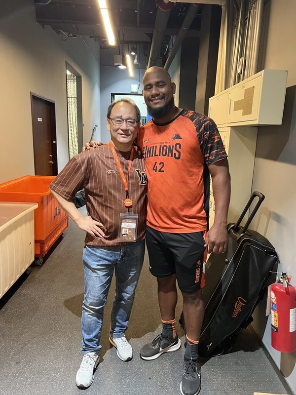 中華職棒統一7-ELEVEn獅隊洋投梅賽斯(Cristopher Mercedes)(右)被韓職簽走,領隊蘇泰安(左)表示,賽前有跟梅賽斯碰面表達謝意,獅隊上半季奪冠梅賽斯的貢獻很大。(蘇泰安提供)中央社記者謝靜雯傳真 114年7月26日