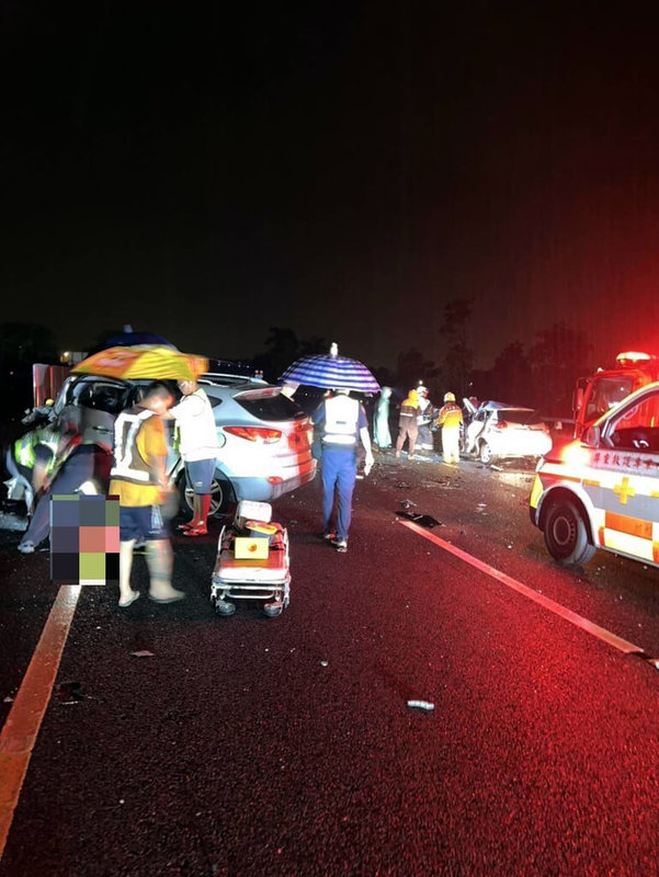 國道3號南下南投路段26日發生死亡車禍,1輛逆向車輛往北行駛,國道警察設2處攔截點,均未停車,在南向244.5公里處與1輛南向車輛對撞,造成2名駕駛死亡。(警方提供)中央社記者黃國芳傳真 114年7月26日