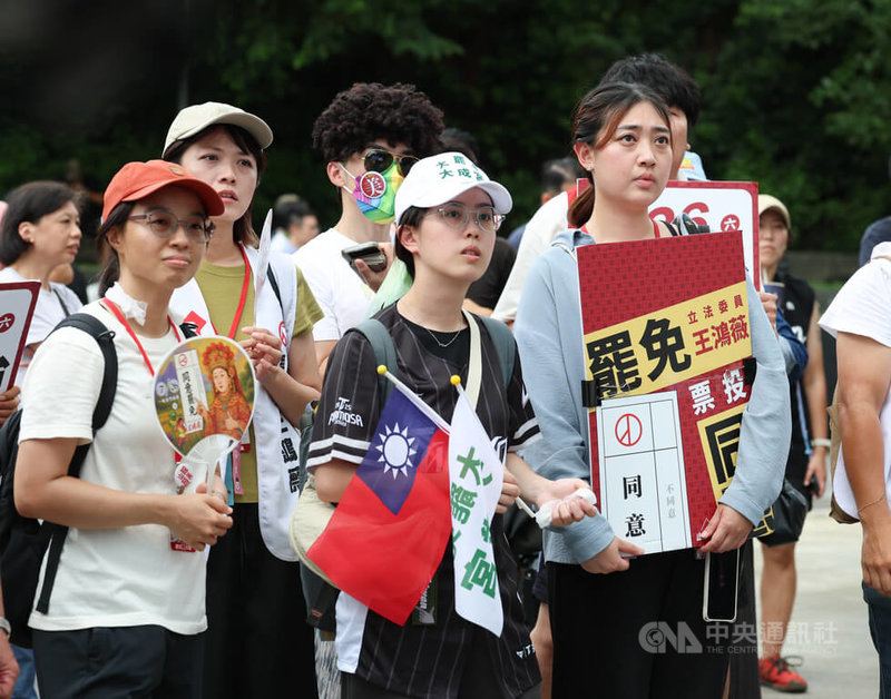 大罷免首波投票自26日下午4時起開票,罷團「山除薇害」在台北市榮星花園舉辦開票晚會,不少民眾到場關心開票情形。中央社記者謝佳璋攝 114年7月26日